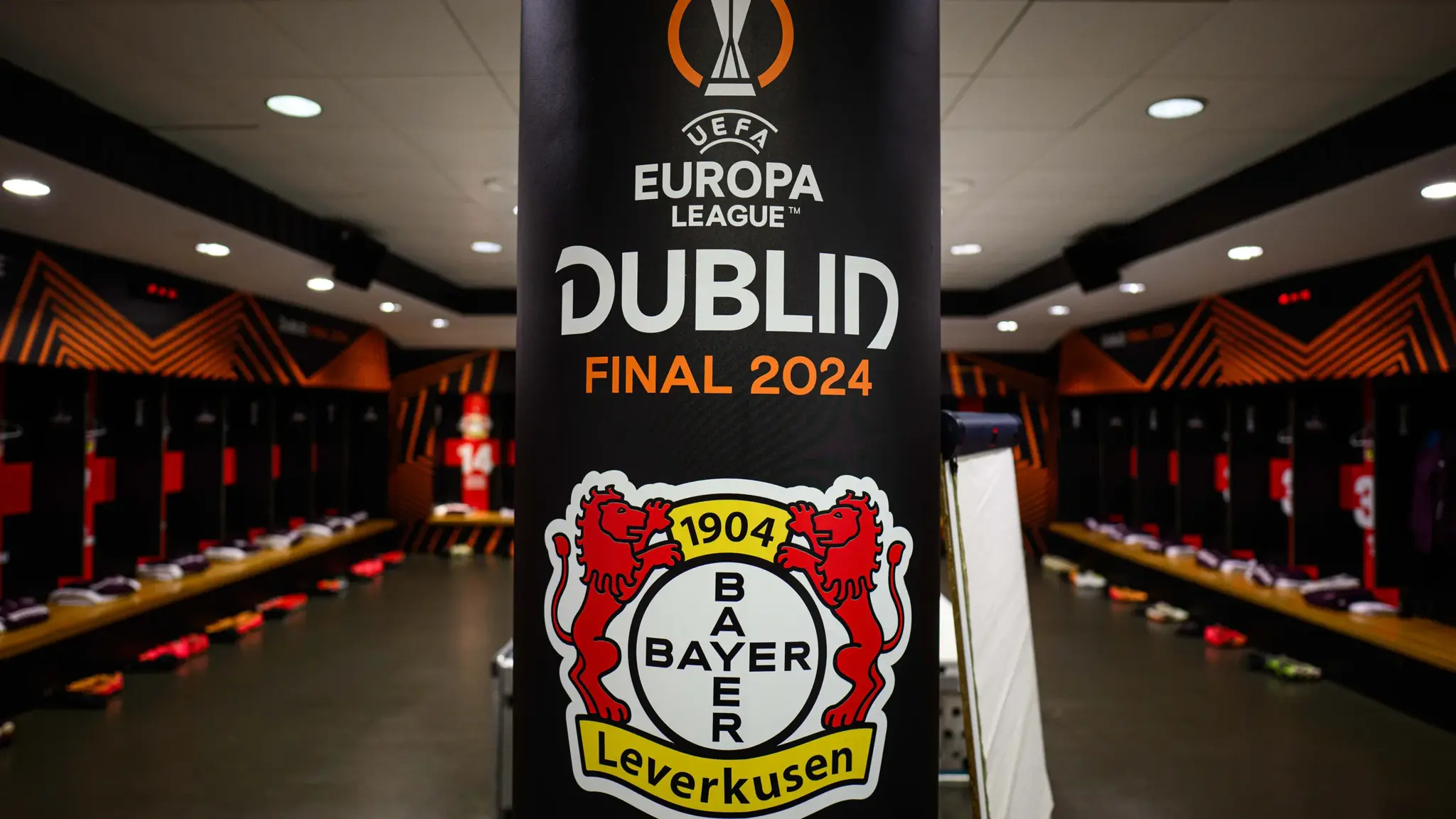 Bild einer bedruckten Säule mit dem Logo des Fußballclubs Bayer Leverkusen und des Final Dublin Logos
